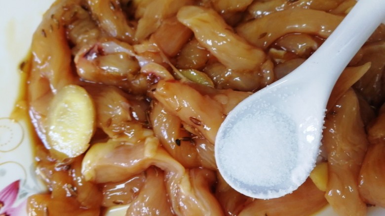 孜然鸡胸肉,半小勺盐,抓匀腌制15分钟入味。