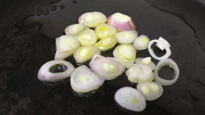 孜然鸡胸肉,平底锅,倒入少量油,放入切片的小圆葱,小火煎出香味。