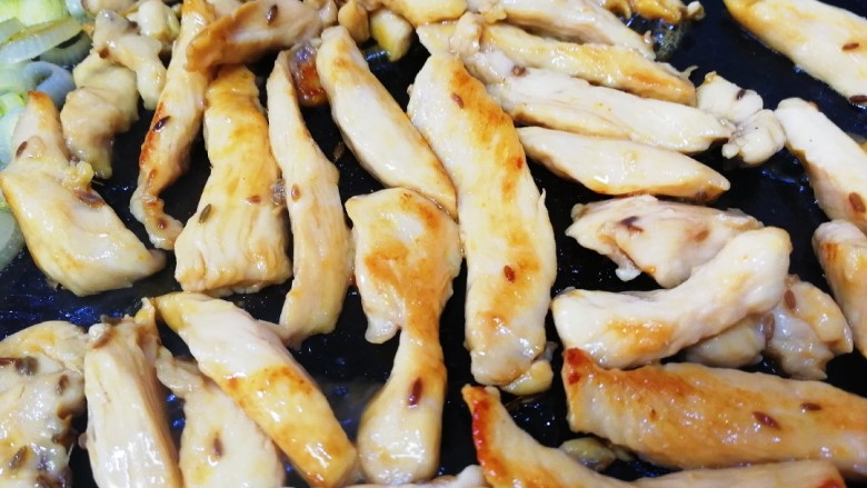 孜然鸡胸肉,中小火煎,煎至一面金黄翻面。