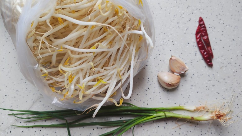 醋溜豆芽,首先我们准备好所有食材