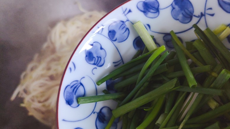 醋溜豆芽,加入葱段，翻炒均匀，即可