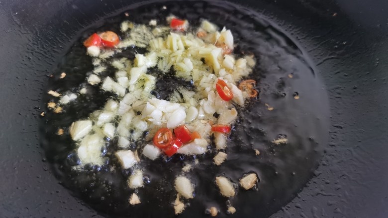 香菇肉末豆腐,炒锅放油,加入姜、蒜、辣椒炒出香味。