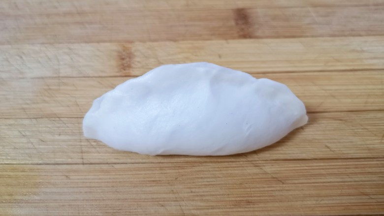 糖火烧,像包饺子一样对折捏紧(接口一定要捏紧,要不然烤的时候会露馅)。