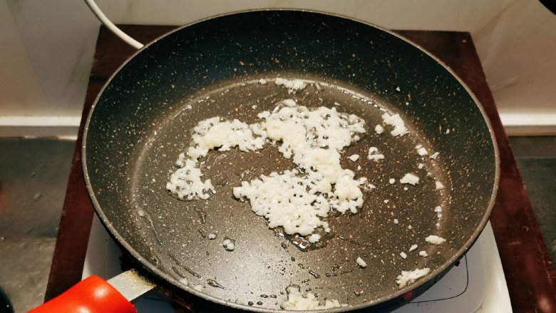 火腿娃娃菜,起油锅 放入蒜末炒出香味