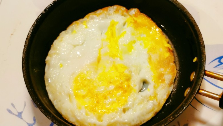 芝士火腿三明治,起油锅 放入食用油 敲入<a style='color:red;display:inline-block;' href='/shicai/ 9'>鸡蛋</a>煎制 一面定型后翻另一面 两面熟透出锅备用