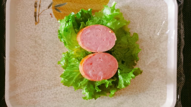 芝士火腿三明治,再放入2片火腿肠