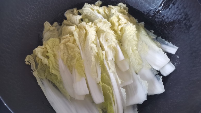火腿娃娃菜,放入娃娃菜焯烫2分钟,捞出沥干水份