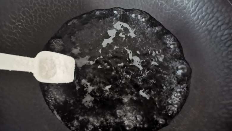 火腿娃娃菜,锅中水烧开加入少许盐,几滴油