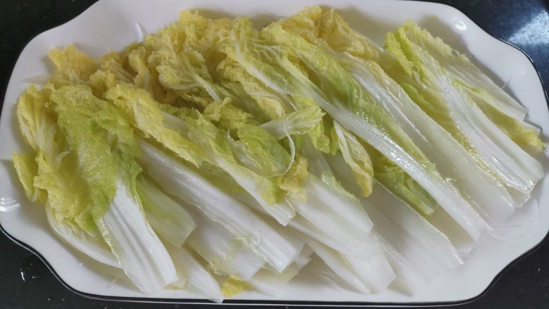 火腿娃娃菜,粉丝用剪刀稍微剪一下铺在盘底,再铺上一层娃娃菜