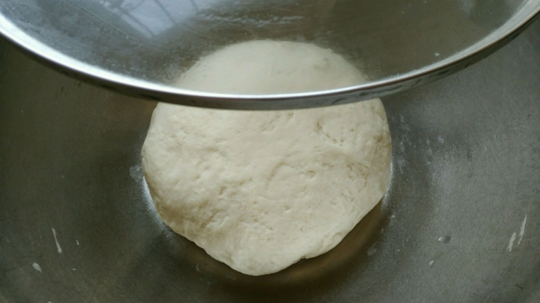 椒盐小花卷,下手和面,慢慢加水,揉成光滑柔软的面团,覆盖放温暖处发酵。