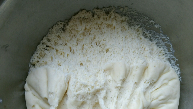 椒盐小花卷,面团发酵至两倍大,用手摁下不回缩,扒开可以看到密密的蜂窝丝。