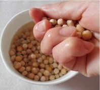 豌豆糕,泡好的豌豆,放在手心上,五指并拢,向手心方向挤压,搓掉豌豆皮