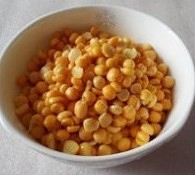 豌豆糕,豆皮吹掉,留下黄色豆仁,放入碗中