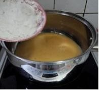 豌豆糕,滤好的豌豆糊放入锅中,豌豆糊经过滤口感更细腻