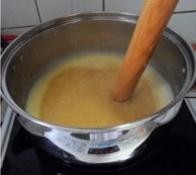豌豆糕,搅至温豆糊浓稠,关火
