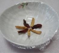 豌豆糕,碗中铺一层保鲜膜,把红枣条和柿饼条间隔摆在碗中