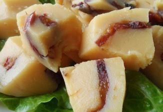 豌豆糕,冷藏凝固的豌豆糕,扣在案板上切割成块