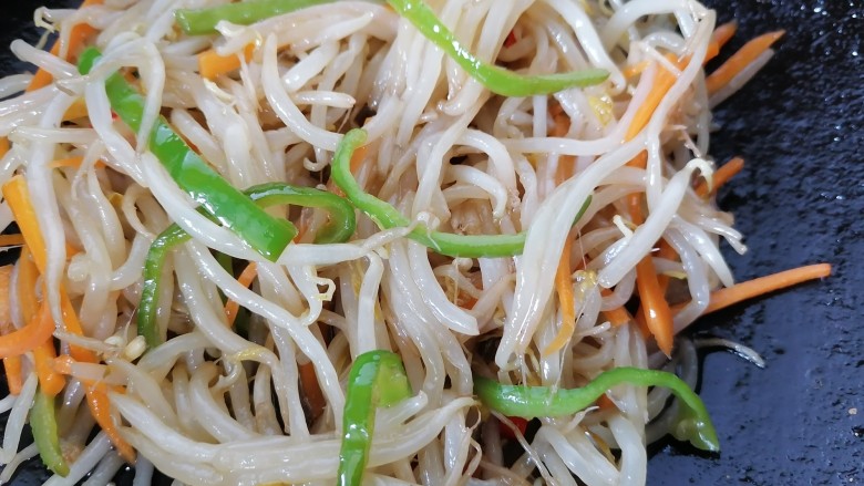 醋溜豆芽,翻炒均匀入味即可出锅
