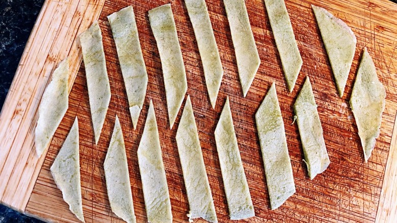 锅巴菜,将所有面糊摊成锅巴饼放在面板上,切成菱形块