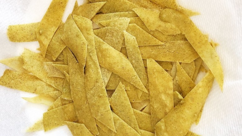 锅巴菜,所有切好的锅巴中入盘中,放在通风处晾干