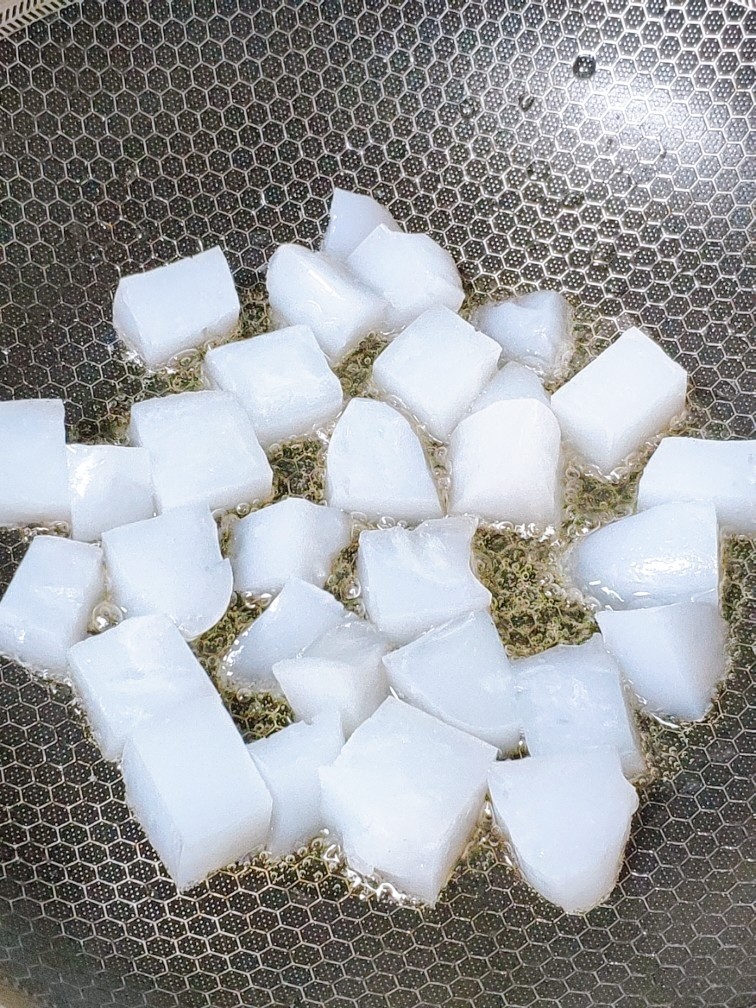 煎焖子,焖子虾锅,煎至两面有焦皮