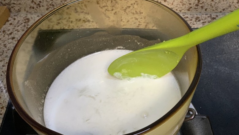 煎焖子,倒入锅中小火加热搅拌,慢慢开始透明絮状物
