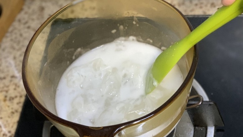 煎焖子,我这里是淀粉和水比例是1:4,不同品牌的淀粉,水的用量也不同