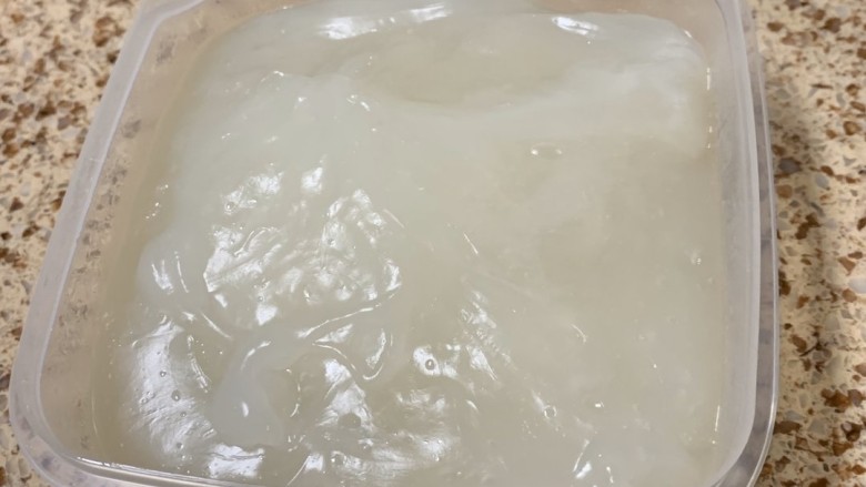 煎焖子,装入干燥清洁的容器中,冷却定型容器内壁抹点油,以便取焖子时好取