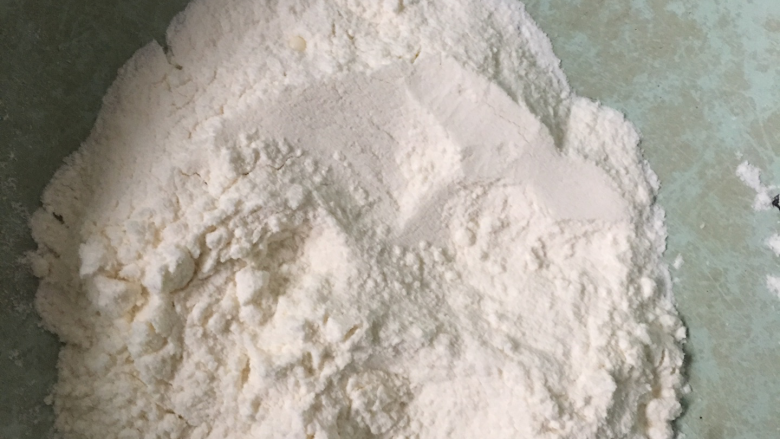 白面锅盔,然后做油酥,50g面粉小火炒到微黄;