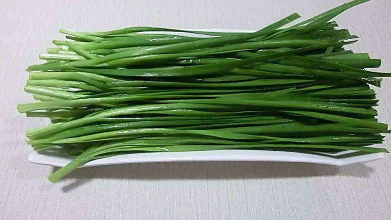 醋溜豆芽,<a style='color:red;display:inline-block;' href='/shicai/ 116'>韭菜</a>洗干净,多冲洗一会去掉根部的泥沙。