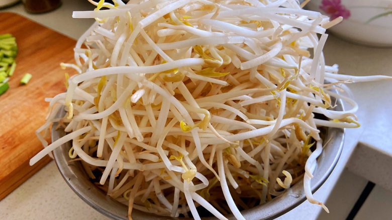 醋溜豆芽,豆芽清洗干净,控干水分。