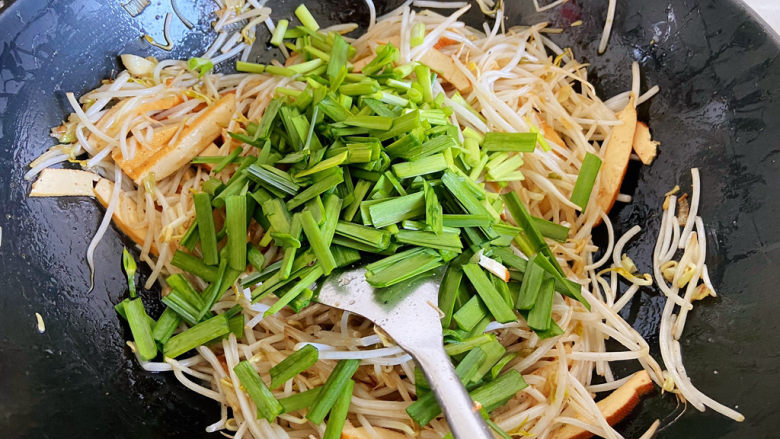 醋溜豆芽,加入韭菜翻炒均匀,最后加入适量的盐炒匀就可以了。