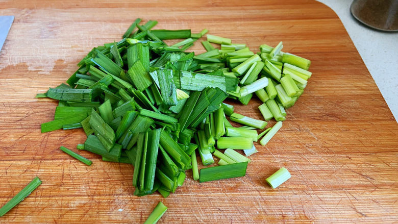 醋溜豆芽,两韭菜切成段,韭菜不用放太多,它起到的作用是提鲜。