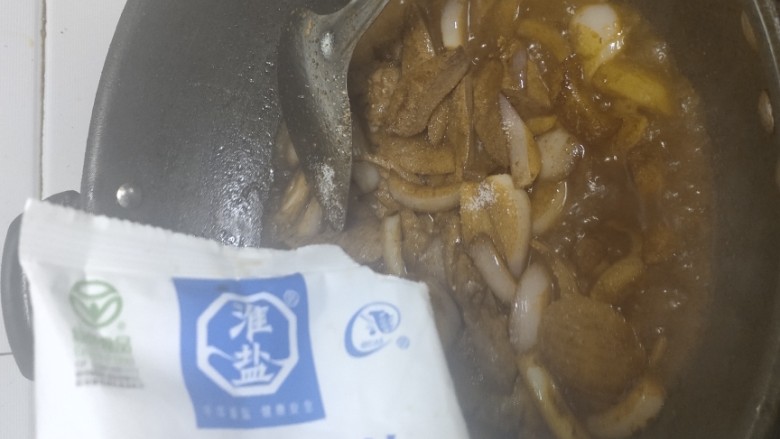 洋葱炒猪肝,倒入适量的盐,准备出锅