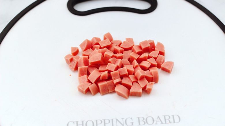蛋挞火腿时蔬小披萨,<a style='color:red;display:inline-block;' href='/shicai/ 437'>火腿肠</a>去外皮,用刀切成小丁。