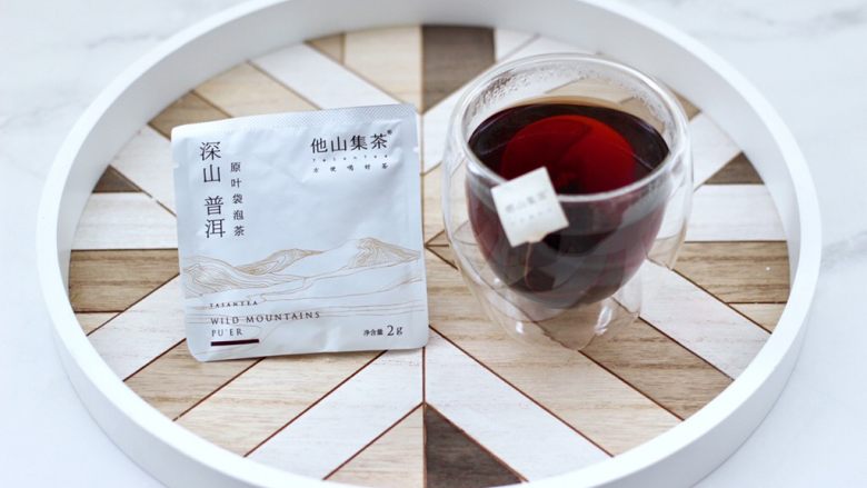 无花果普洱冰茶,把他山集深山普洱放入杯子里,倒入烧开的纯净水冲泡后放凉备用。