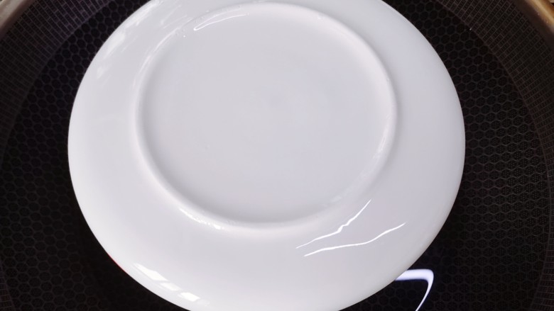 腊肠蒸蛋,用盘子盖上,蒸锅中在碗上面适量加冷水,放一个蒸架,将盛有鸡蛋液的碗放在蒸架上