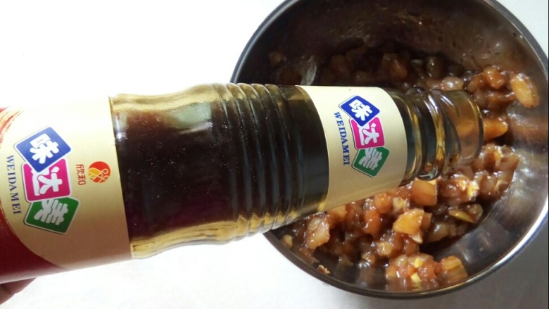 香菇肉末豆腐,<a style='color:red;display:inline-block;' href='/shicai/ 94'>鸡肉</a>切碎,加生抽、料酒、蚝油拌匀。