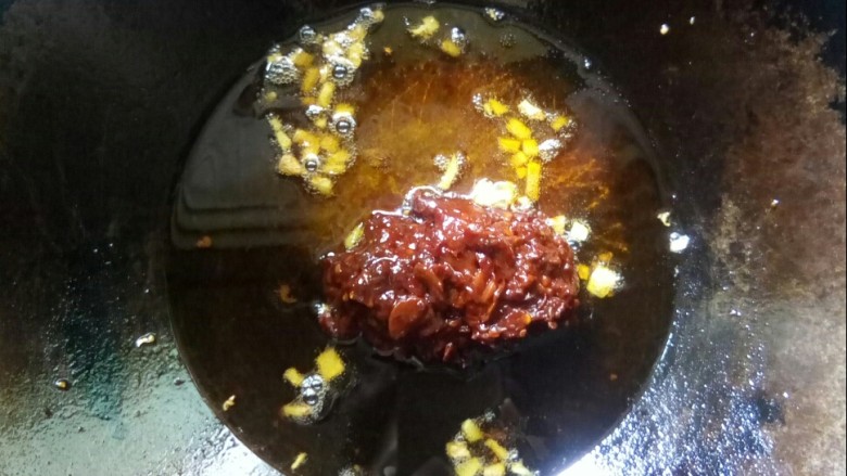香菇肉末豆腐,锅中留底油,放老姜小火炒香,放红油豆瓣炒香。