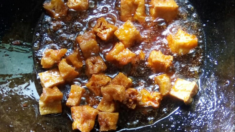 香菇肉末豆腐,放入豆腐果炒香。