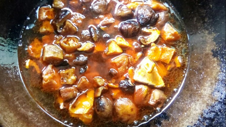 香菇肉末豆腐,加水,煮香。