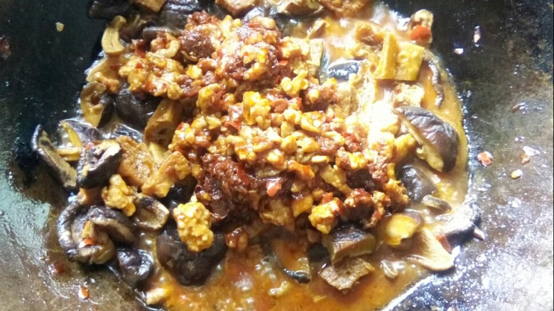 香菇肉末豆腐,倒入肉沫,大火炒。