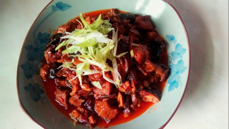 香菇肉末豆腐,盛入盘中,缀上青葱。