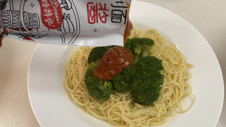 手工意大利面+便利包,组合:意大利面盛盘,放上西兰花,剪开意大利肉酱便利包淋上去!完成!