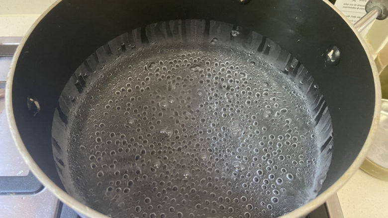 手工意大利面+便利包,准备下面条!起一锅水烧开,加盐(水盐比例100:10)橄榄油1T