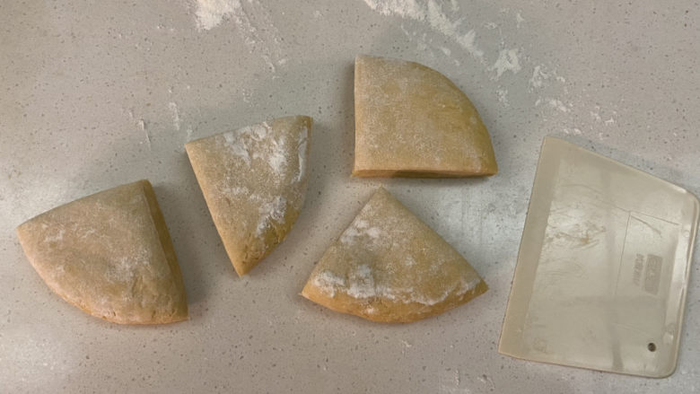 手工意大利面+便利包,冰箱取出后撒上手粉,压扁,用切板分切四块