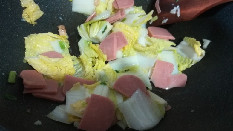 火腿娃娃菜,加入火腿片