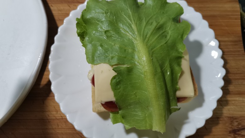 芝士火腿三明治,放上生菜,或者自己喜欢的食材。
