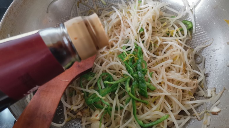 醋溜豆芽,加入两勺米醋。快速的翻炒均匀，即可出锅。