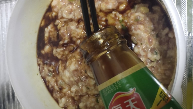 青菜汤肉圆,倒入适量的耗油